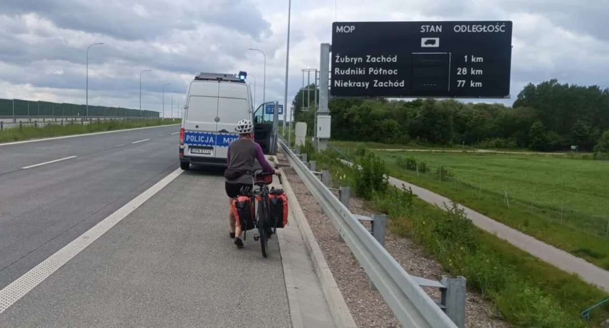 Rowerzystka za radiowozem na S61 / Fot. KMP w Suwałkach