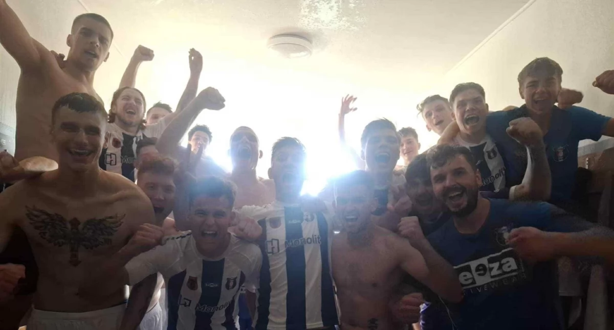 Fot. Fb Olimpia Zambrów: Ekipa z Zambrowa świętuje po wygranej w Nidzicy 