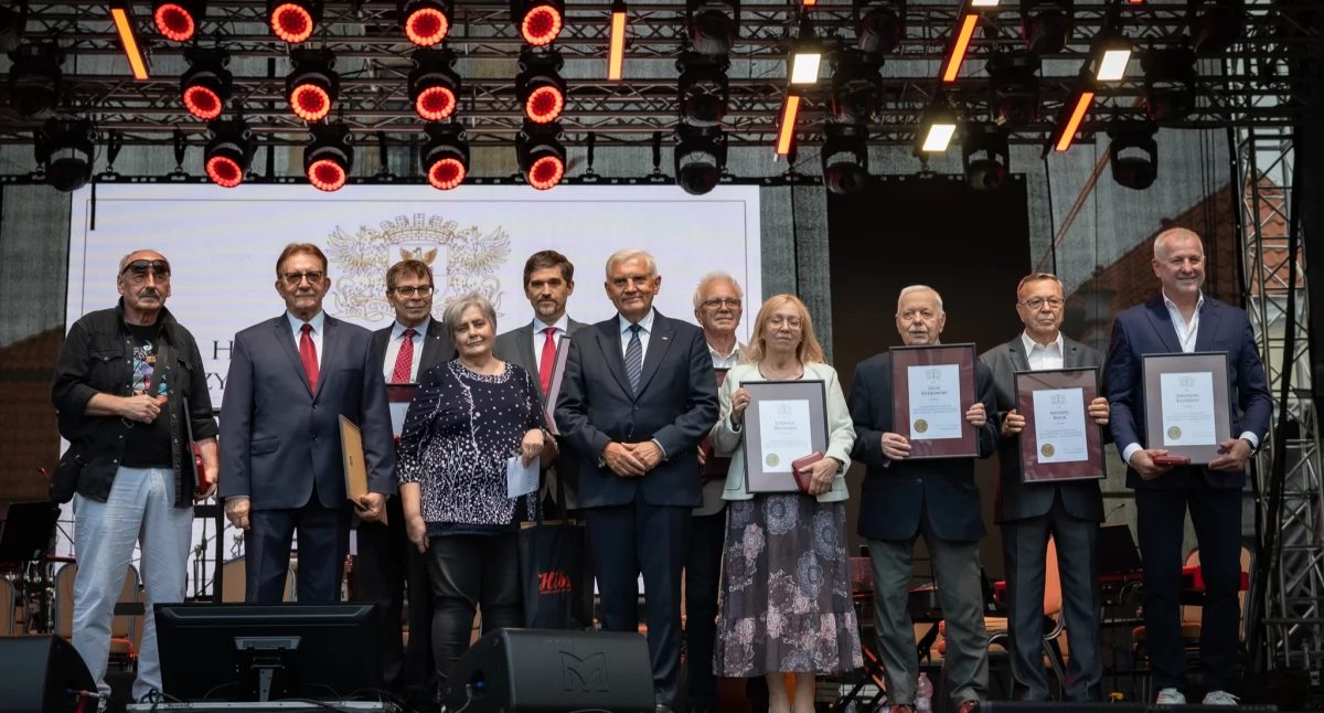 Prezydent Tadeusz Truskolaski z laureatami / Fot. UM w Białymstoku