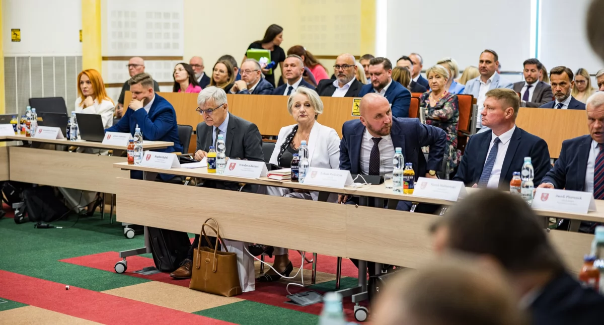 Sejmik przerwany. Wcześniej kłótnie, wotum zaufania i absolutorium. A na koniec groźby (WIDEO)