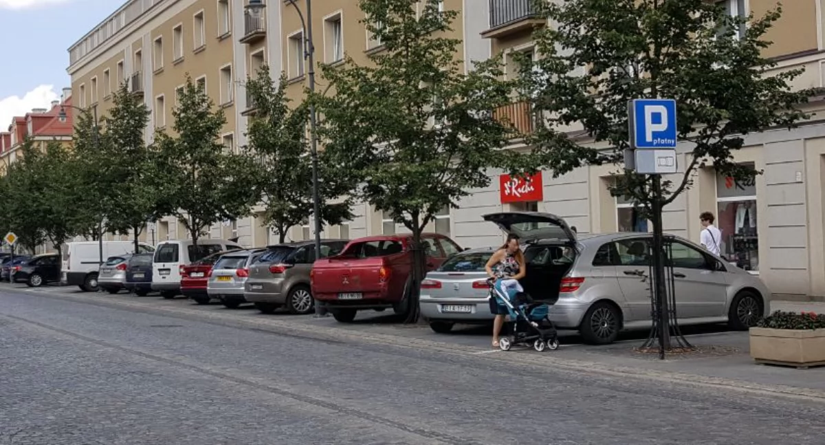Samochody przy ulicy Lipowej w Białymstoku / Fot. Archiwum