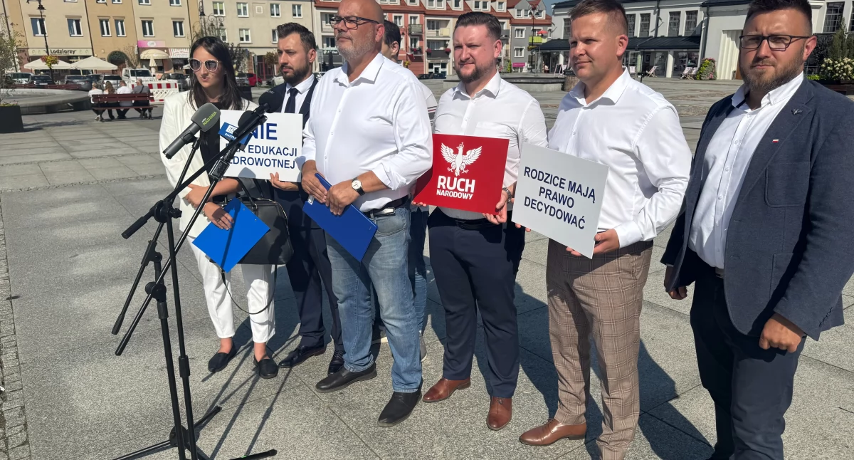 Działacze Ruchu Narodowego w Łomży zaprezentowali swoje stanowisko przeciw nowemu przedmiotowi w szkole / Fot. materiał prasowy 
