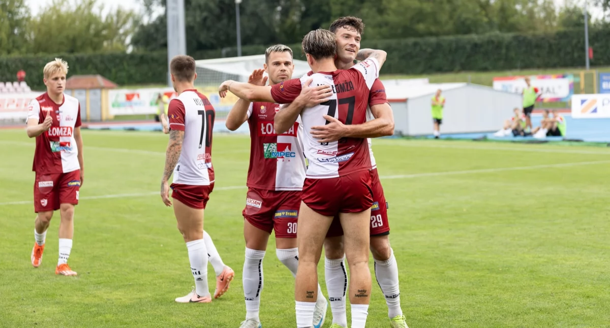 ŁKS Łomża wygrał pewnie z Olimpią Zambrów i zajmuje 2. miejsce w III lidze / Fot. Fb ŁKS Łomża