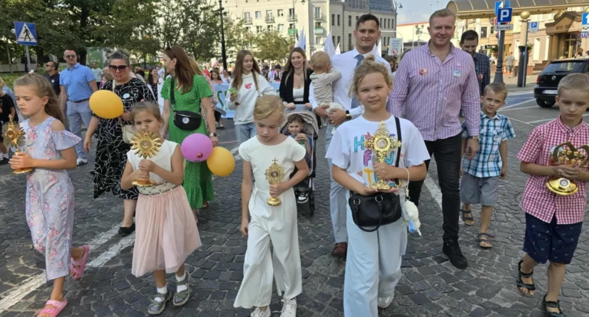 Marsz dla Życia w Białymstoku. Ulicami miasta przeszły setki osób, by głosić Ewangelię życia (WIDEO)