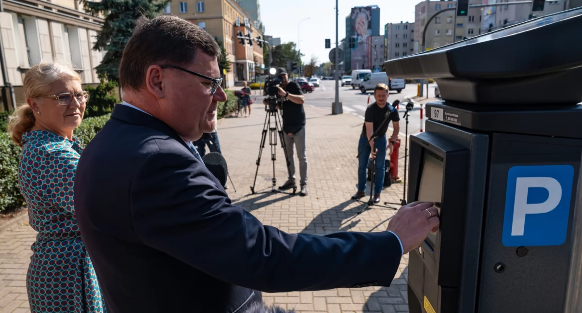 Zastępca prezydenta Marek Masalski przed nowym parkomatem / Fot. UM w Białymstoku