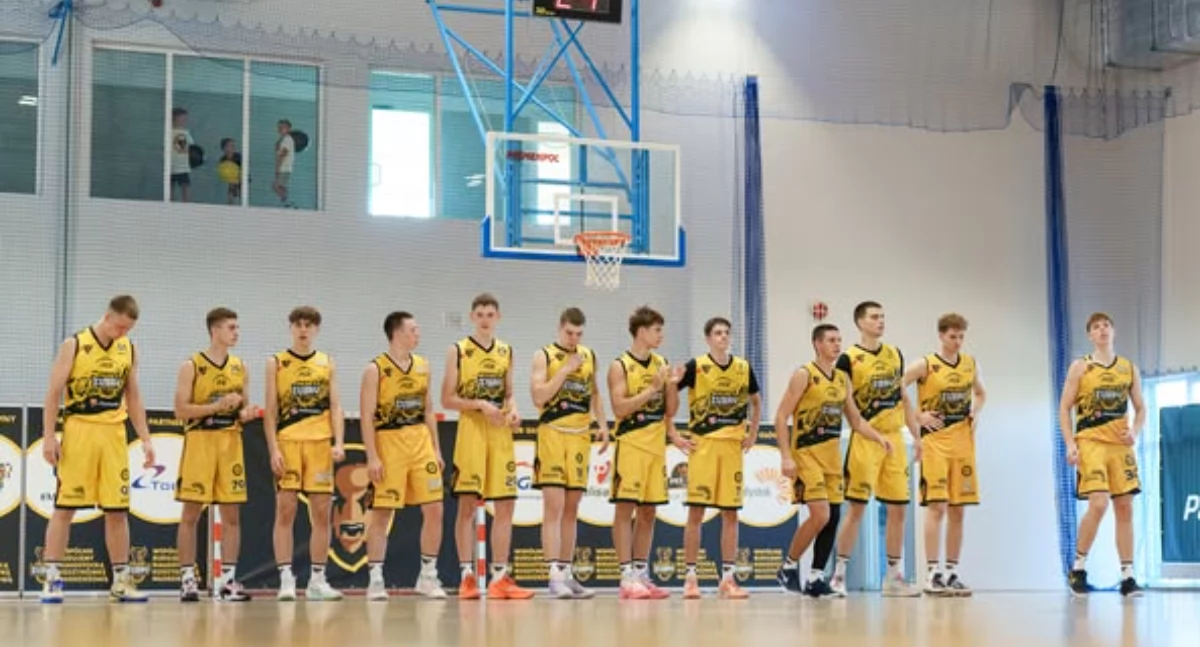 2 liga koszykówki: Tur Bielsk Podlaski planowe zwycięstwo, Młode Żubry planowe zbieranie doświadczeń (WIDEO)