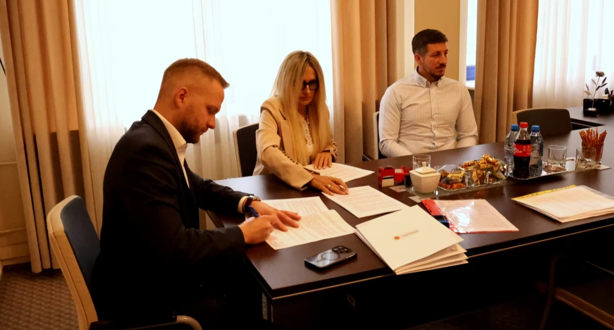 Łomża inwestuje w drogi: podpisano umowy na przebudowę ulic Kalinowej, Owocowej i Talesa z Miletu