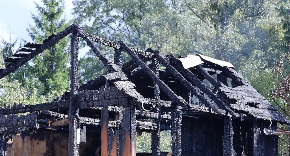 Zdjęcie spalonego domku / Fot. KPP w Hajnówce
