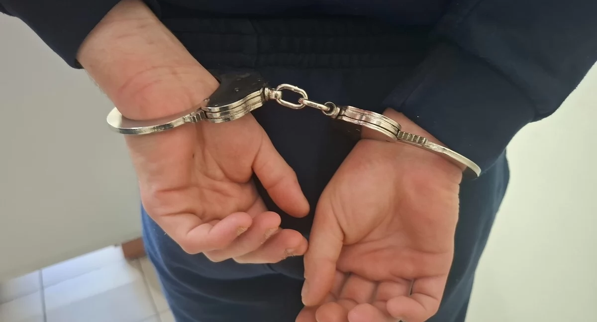 Zatrzymany z kajdankami na rękach / Fot. KPP w Bielsku Podlaskim