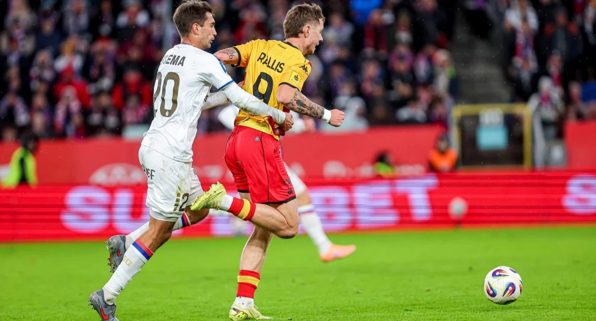 Fot. jagiellonia.pl / Tak Josema nie faulował Raillisa. Sędzia Frankowski uznał, że to normalna walka