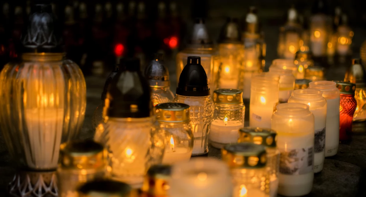 Ułatwienia na 1 listopada: bezpłatna komunikacja miejska i specjalna linia do cmentarzy w Łomży