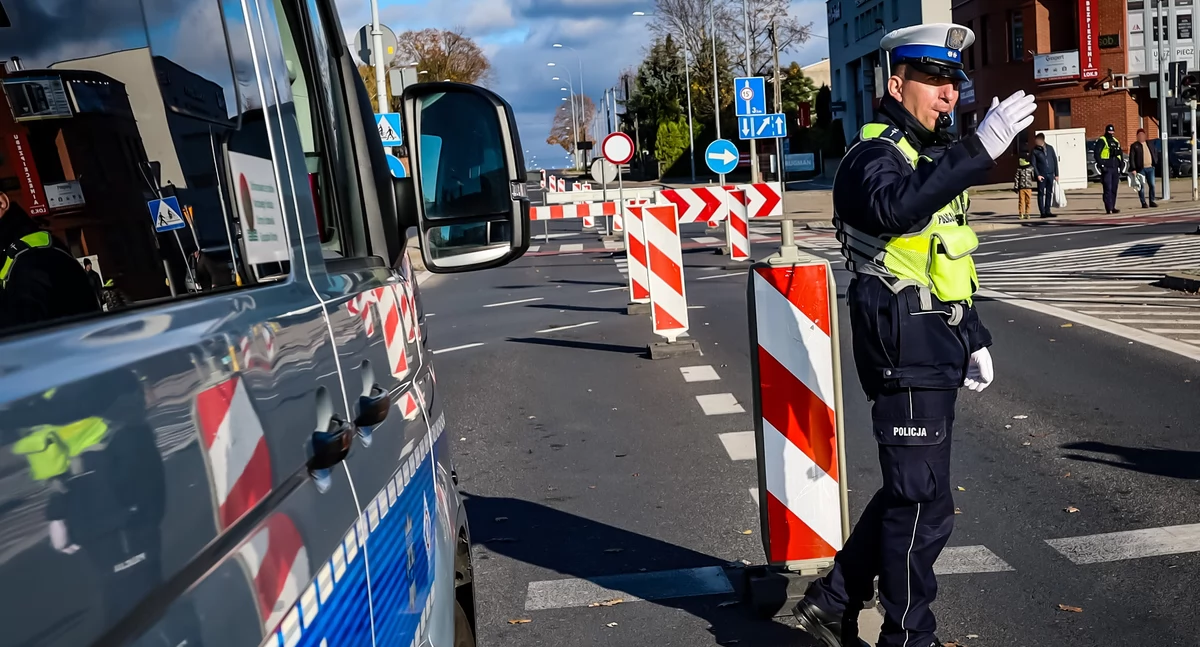 Policjant kierujący ruchem / Fot. KMP w Białymstoku