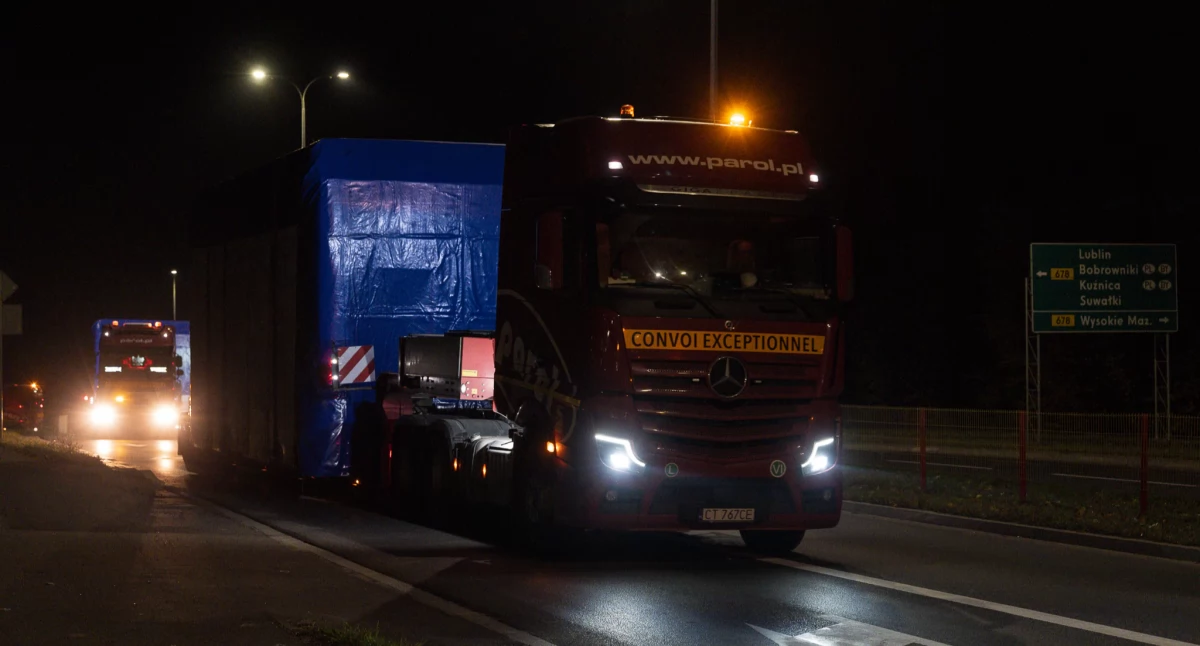 Zdjęcie ciężarówek z elementami modułowymi / Fot. UM w Białymstoku