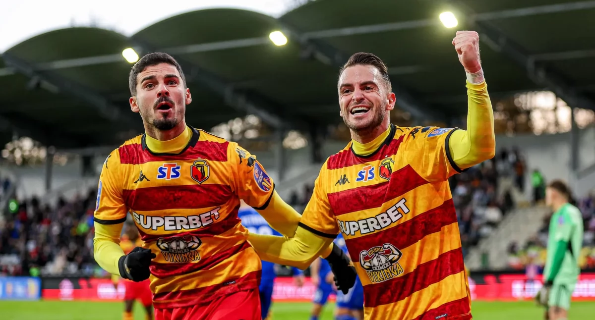 Zaduszkowe granie: żółto-czerwoni kontra Medaliki. Będzie otwarta gra czy piłkarskie szachy? (WIDEO)