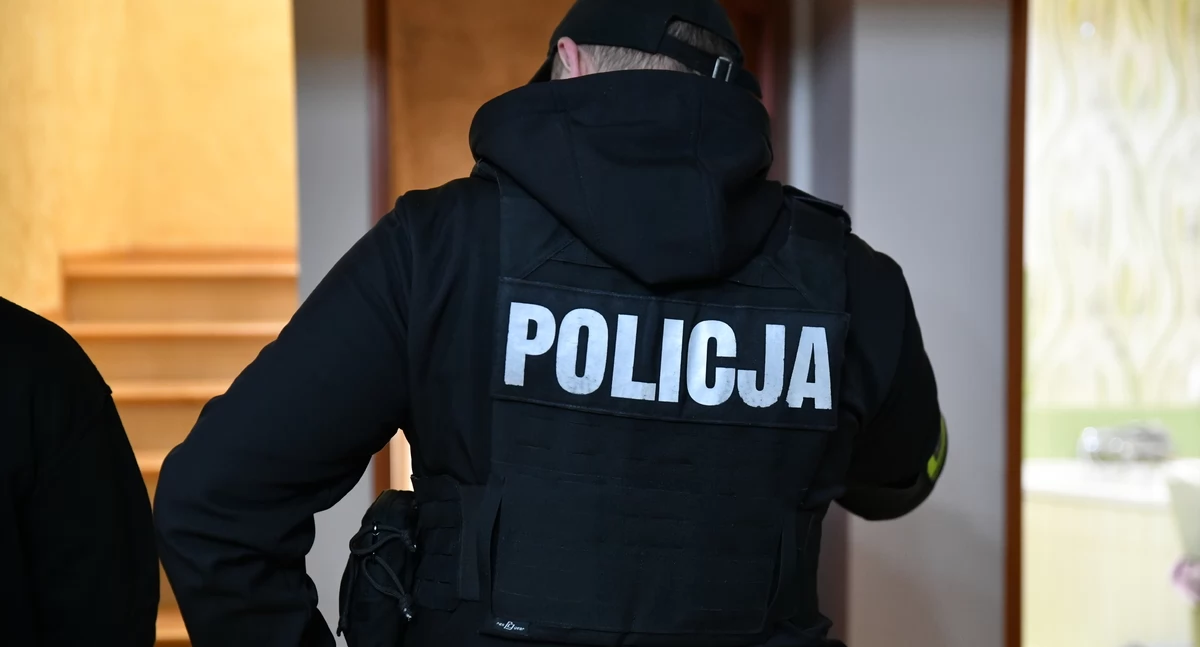 Trzylatka na Dziesięcinachw piżamce na ulicy!