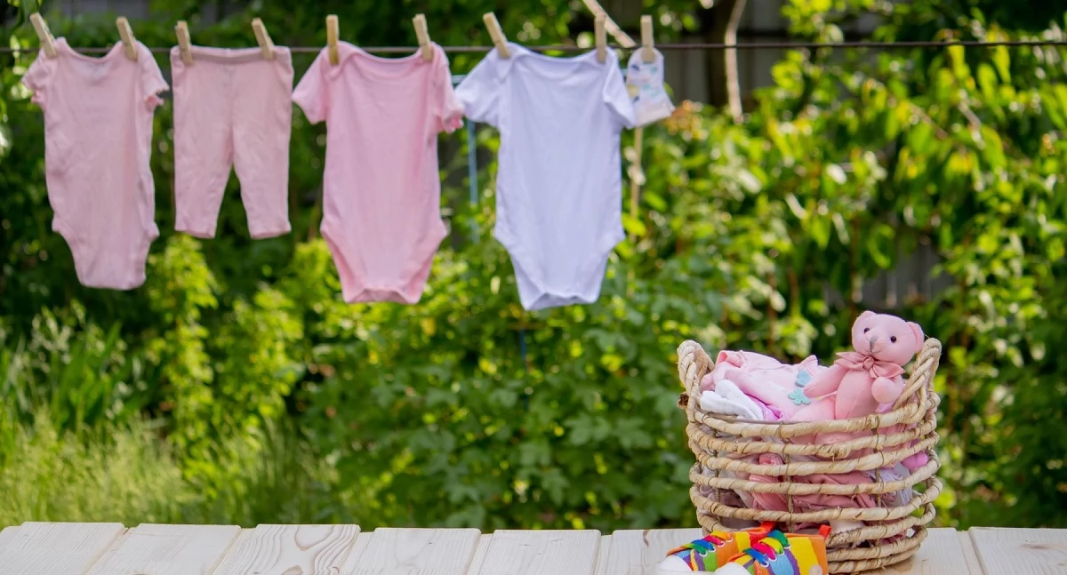 Artykuł Sponsorowany, prać ubranka niemowlaka uniknąć alergii podrażnień skóry - zdjęcie, fotografia