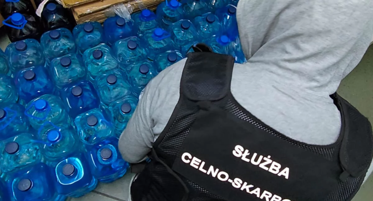 Bimbrowniczy magazyn zlikwidowany: zabezpieczono ponad 400 litrów nielegalnego alkoholu