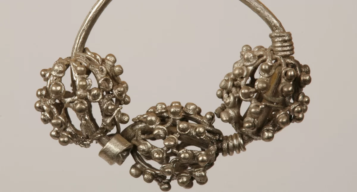 Słowiańska elegancja sprzed tysiąca lat. Muzeum Podlaskie prezentuje srebrne zausznice z Daniłowa Małego