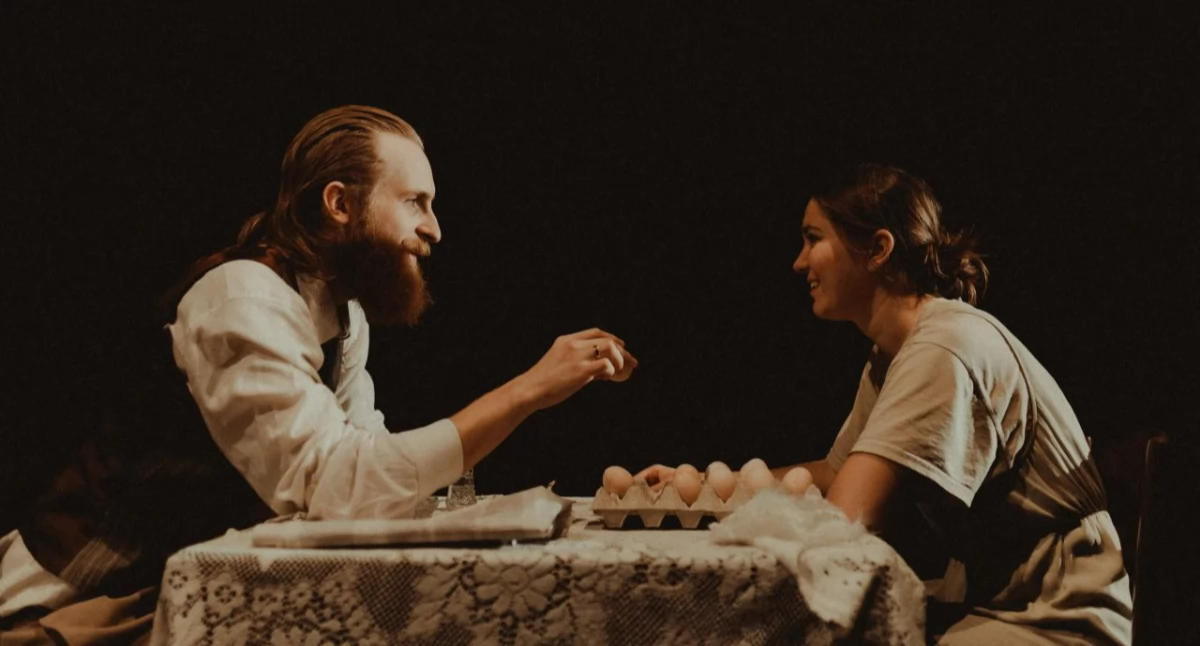 Forest Road 8995: wewnętrzna podróż z lalką, poezją i muzyką na żywo