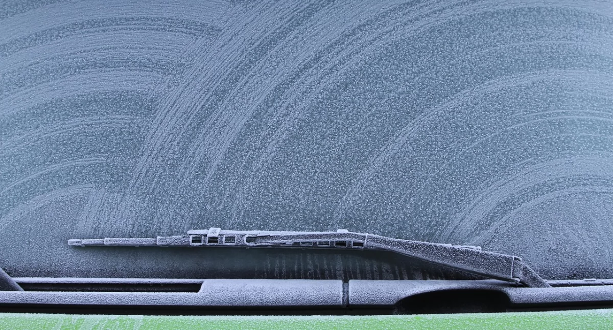 Nadciąga zima nad Podlaskie? Jak gwałtownie i bezpiecznie usunąć szron z szyb?