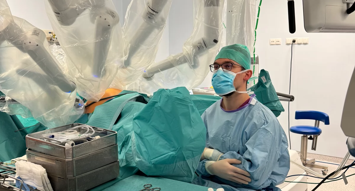 Miniaturowa ręka zamiast klasycznego cięcia. Przełom dla pacjentek onkologicznych w Białymstoku