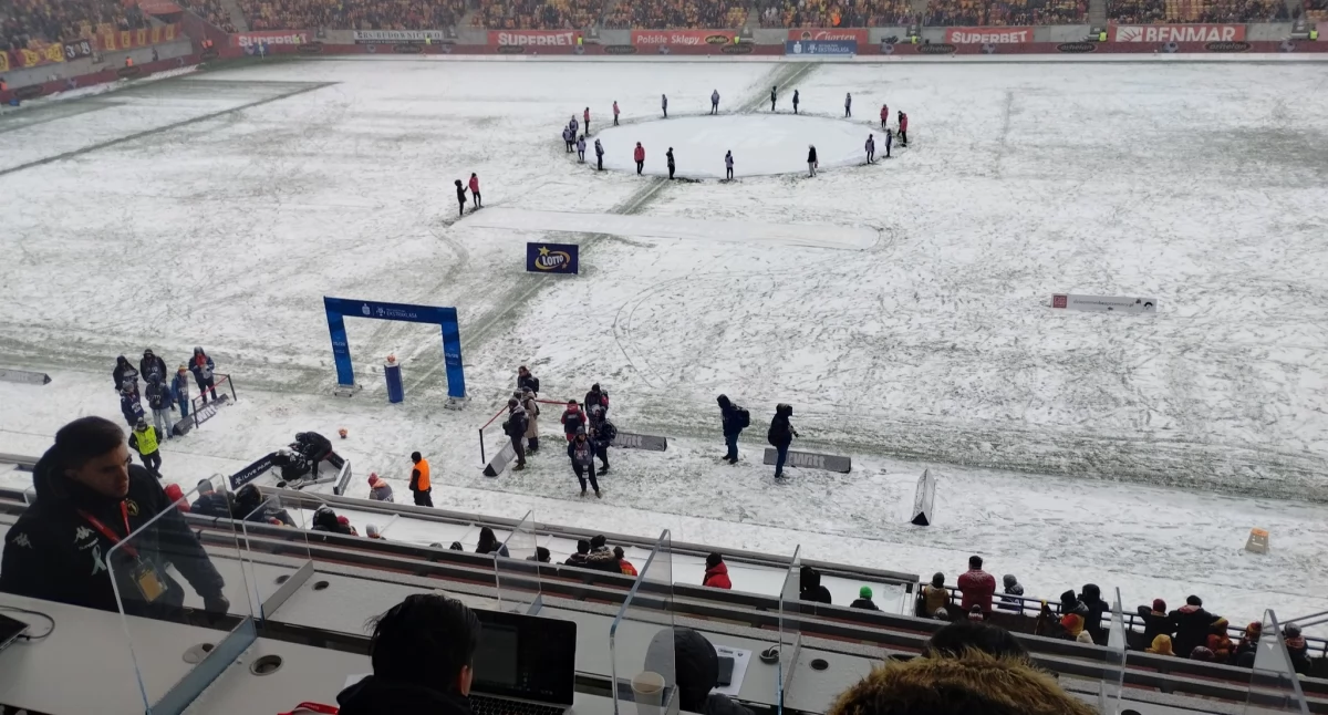 Przyszła zima, meczu ni ma. Przybyli, zobaczyli i śnieg zwyciężył! (WIDEO)