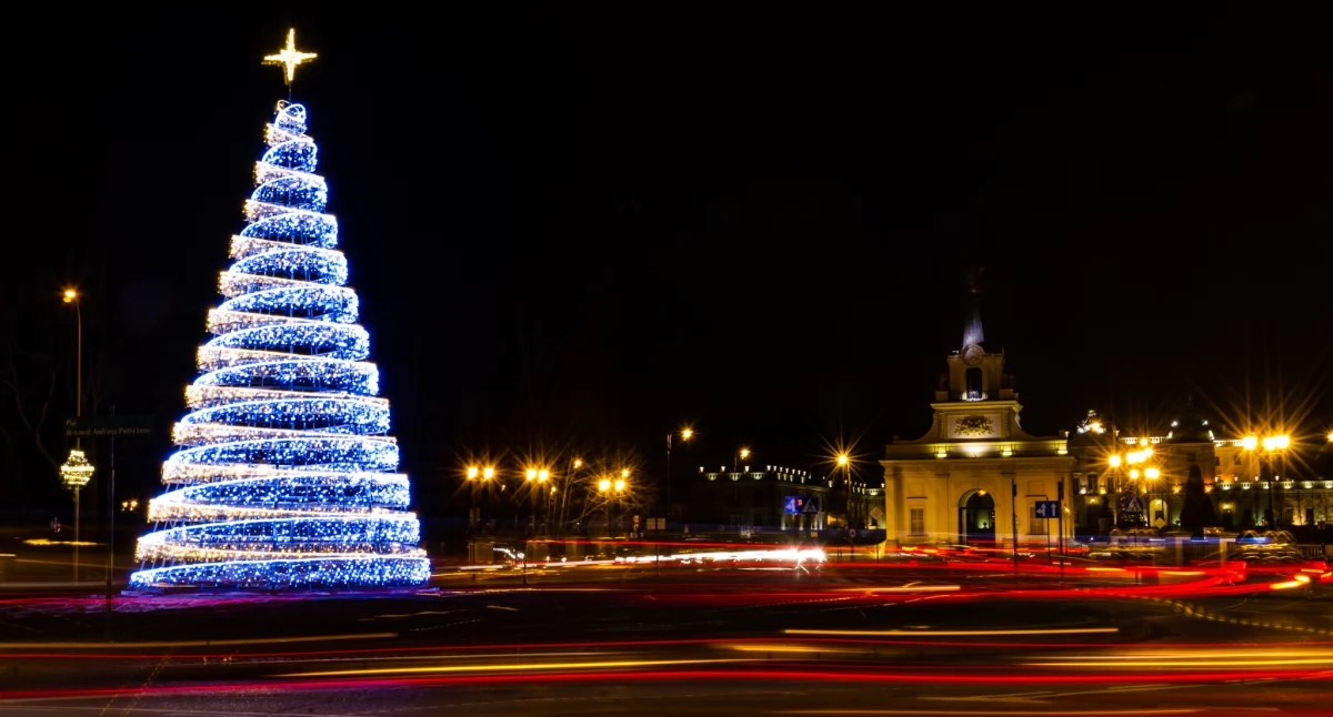 Białystok niedługo rozbłyśnie: montaż świątecznych iluminacji ruszył pełną parą