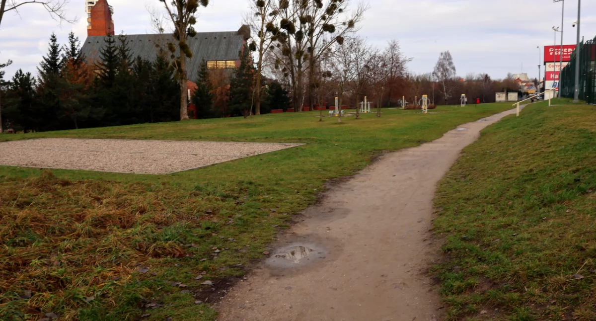 Teren, na którym powstanie kryte lodowisko / Fot. Dominik Jastrzębski/lomza.pl