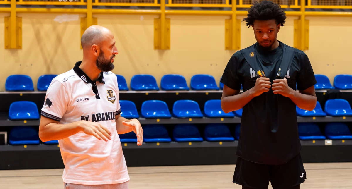 Fot. ddp24.pl / Trener Kamil Piechucki i Myles Douglas nie odmienili na tyle oblicza Żubrów, aby powalczyć o wygraną