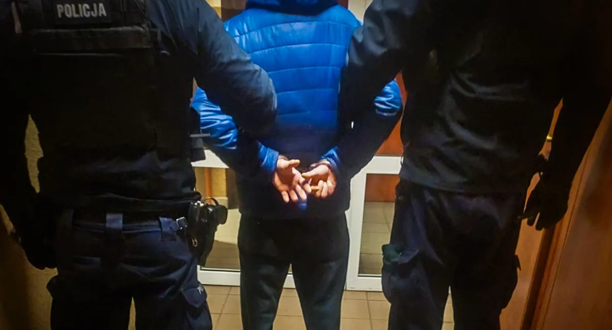 Jeden z zatrzymanych w asyście policjantów / Fot. KPP w Siemiatyczach