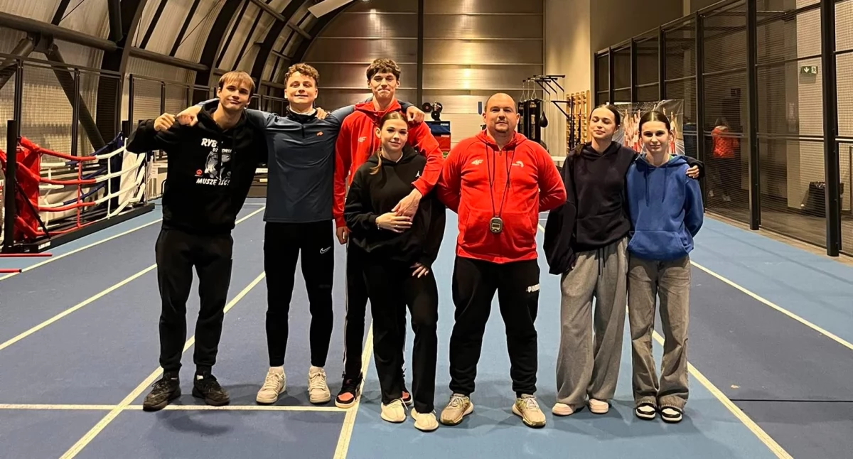 Fot. Fb  Marcin Piasecki (Oliwier - trzeci z lewej - w towarzystwie ekipy lekkoatletów z KS Podlasie)