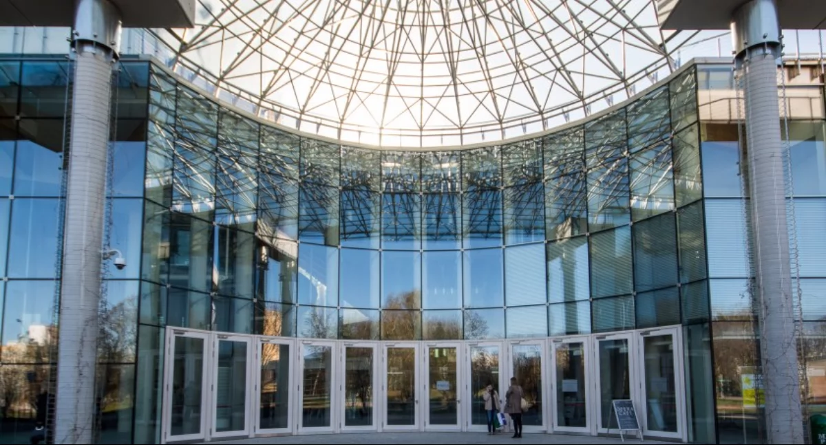 Wejście do OiFP / Fot. DDP