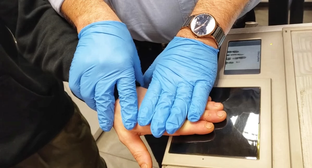 Pobieranie odcisków palców zatrzymanego / Fot. KMP w Łomży