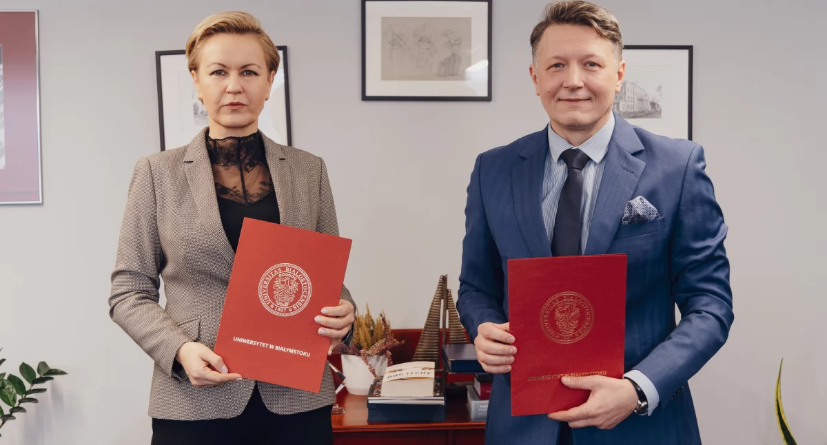 Dr Ewelina Wojtera-Stasiorowską i prof. dr hab. Mariusz Popławski / Fot. Piotr Duniewski/UwB