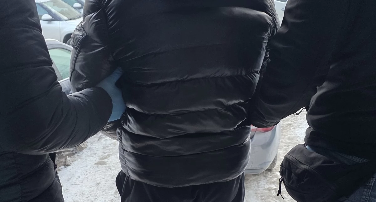 Zatrzymany w asyście policjantów / Fot. KMP w Białymstoku