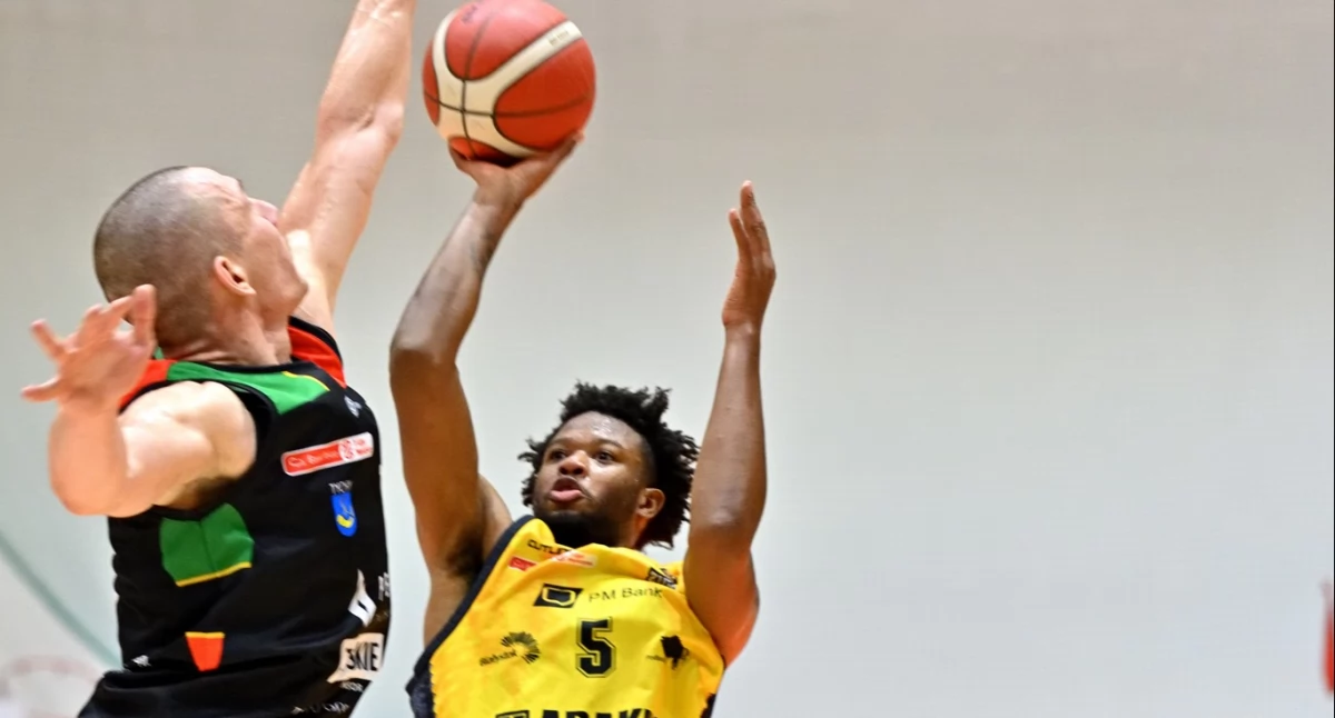 Fot. Fb Żubry / Wydarzenie weekendu czyli wyjazdowa wygrana Żubrów i mistrzowski rzut Douglasa