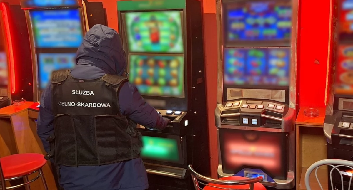 Funkcjonariuszka KAS w salonie w Łomży / Fot. KAS