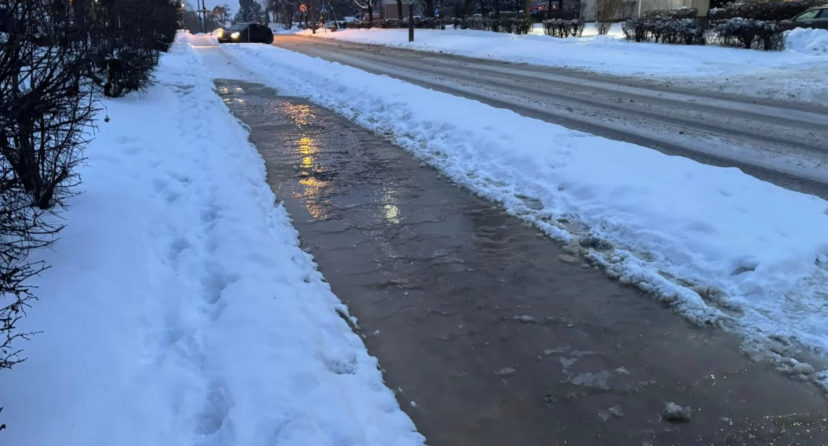 Fot. ddp24 / Awaria na Białostoczku spowodowała wyciek wody na chodniki i jezdnie