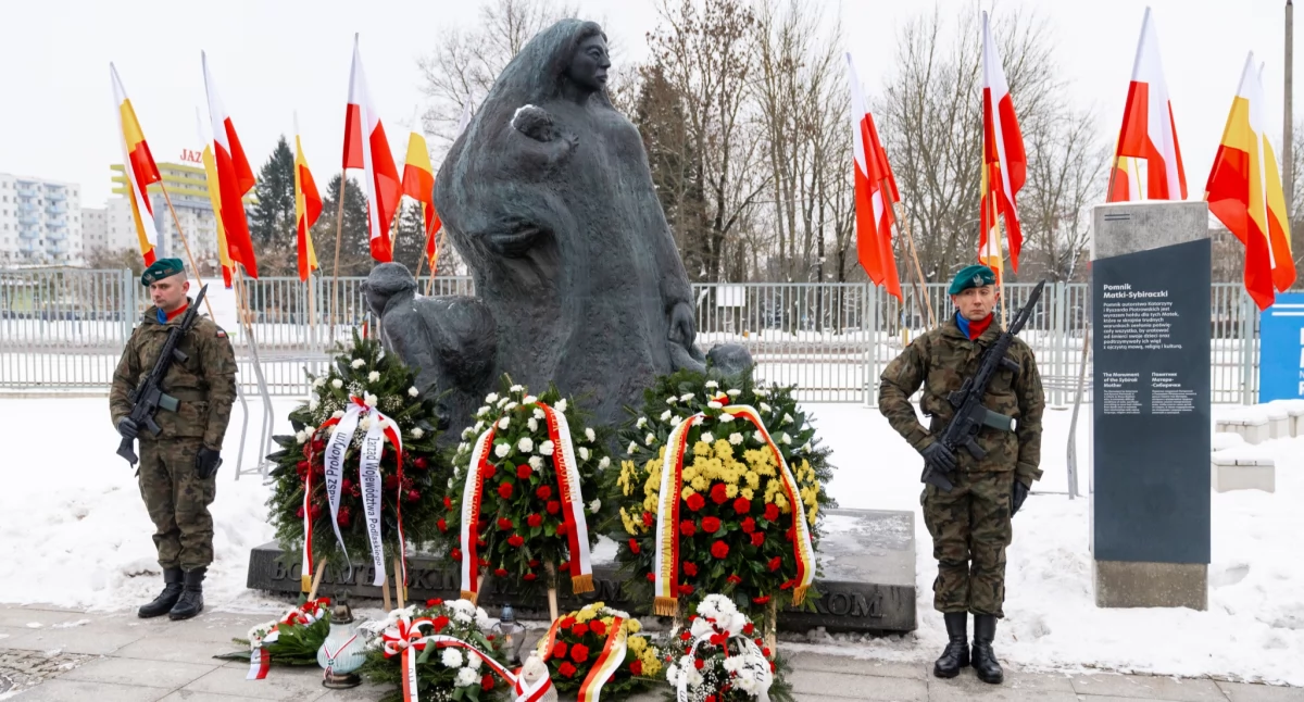 Żołnierze przy Pomniku Matki Sybiraczki / Fot. UM w Białymstoku