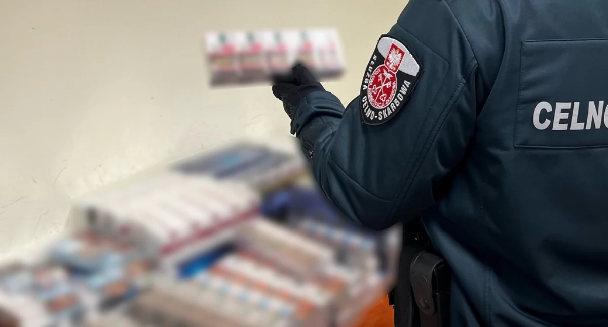 Funkcjonariusz KAS przy zabezpieczonej kontrabandzie / Fot. KAS