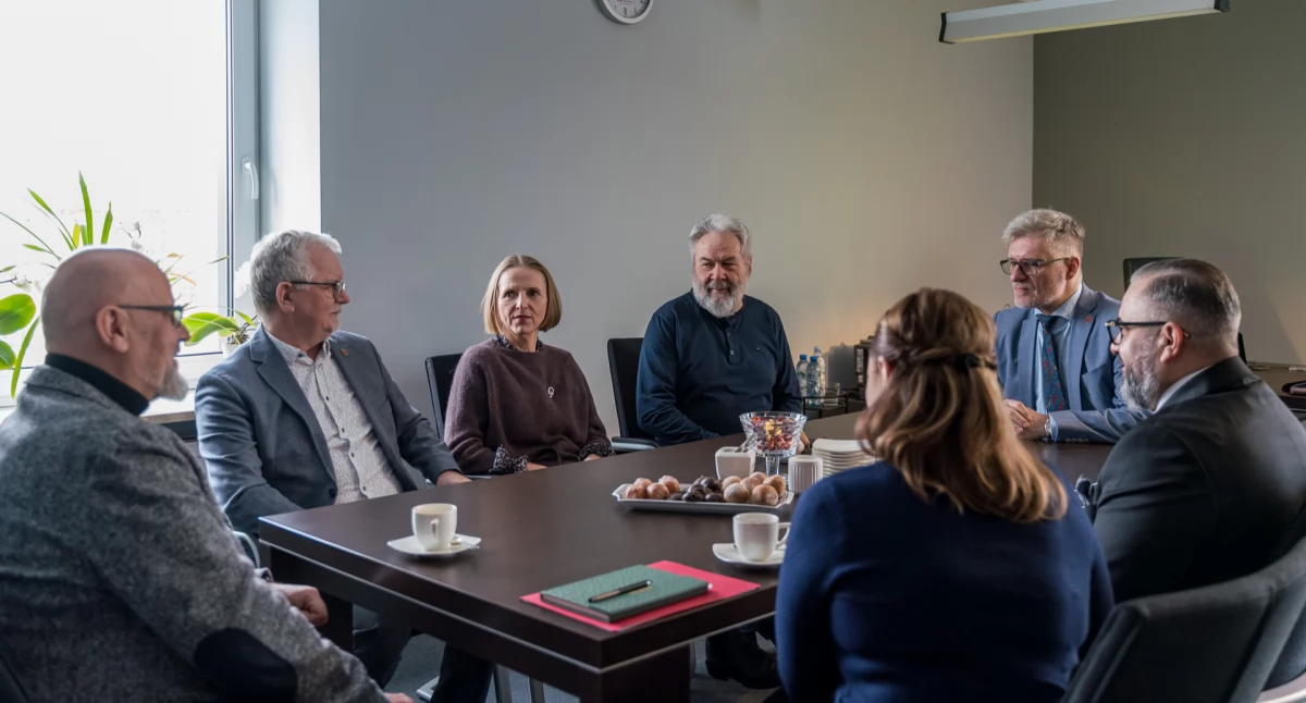 Dyskusja przed podpisaniem umowy / Fot. Łukasz Nowicki/UwB