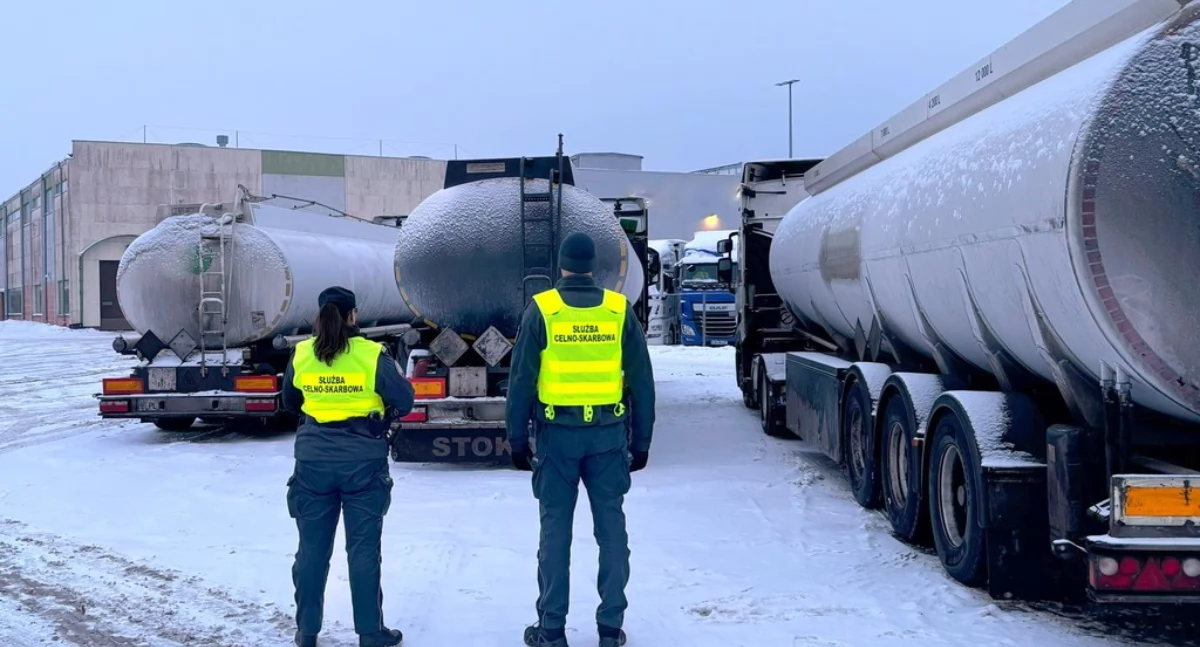 Funkcjonariusze przy zatrzymanych ciężarówkach / Fot. KAS