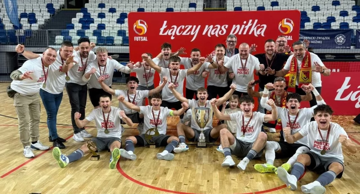 Wiadomości Sportowe, Jagiellonia pudłowała Słonecznej trafiała została młodzieżowym mistrzem Polski - zdjęcie, fotografia