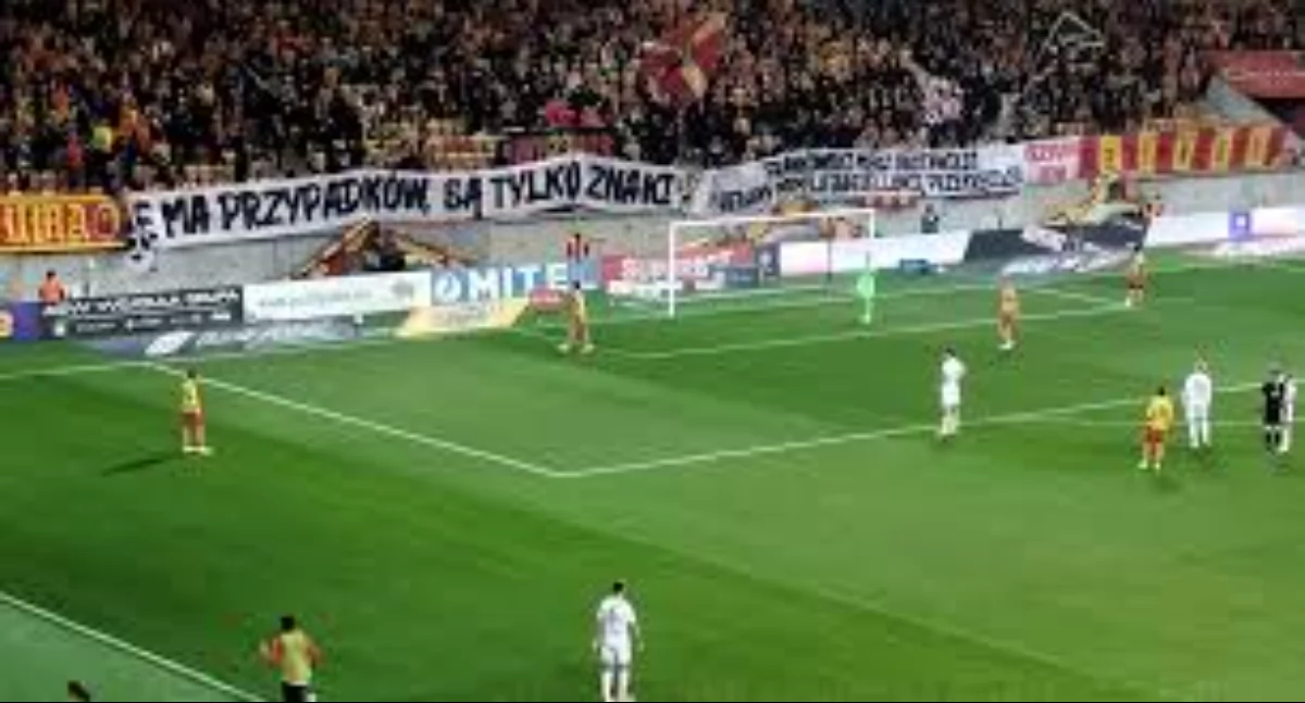 Fot. ddb24.pl / Decyzje sędziów w tym sezonie wywołały ogromne oburzenie, które kibice Jagi wyrazili na transparencie 