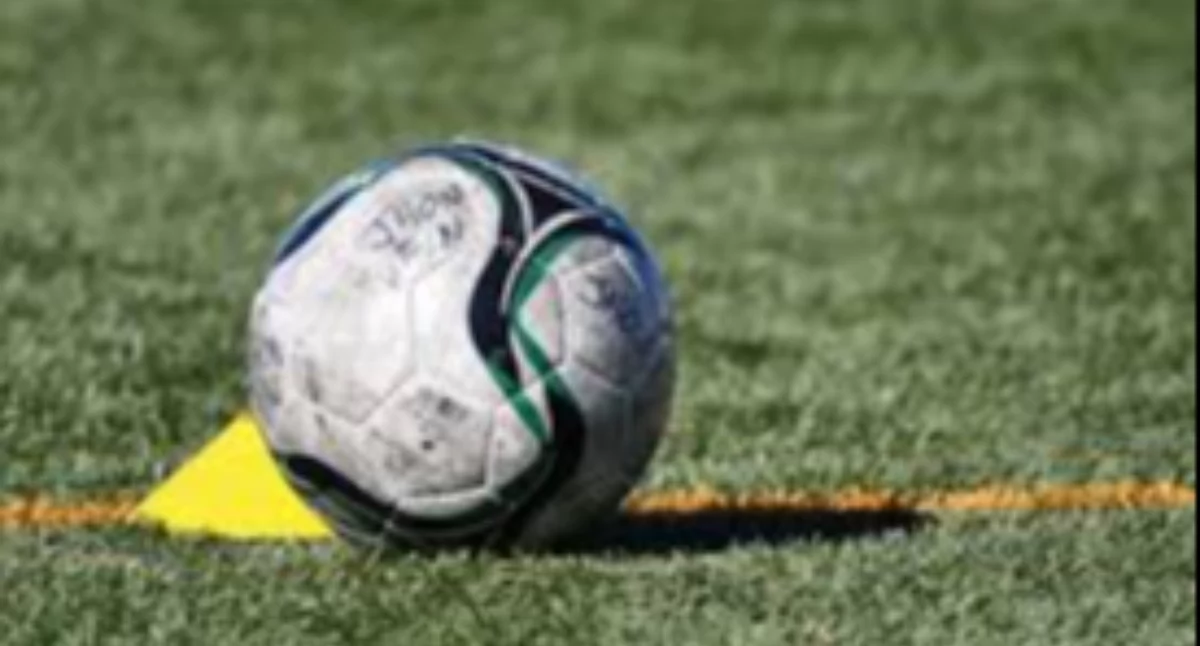 Piłka nożna, Regionalny piłkarski weekend grają seniorzy - zdjęcie, fotografia