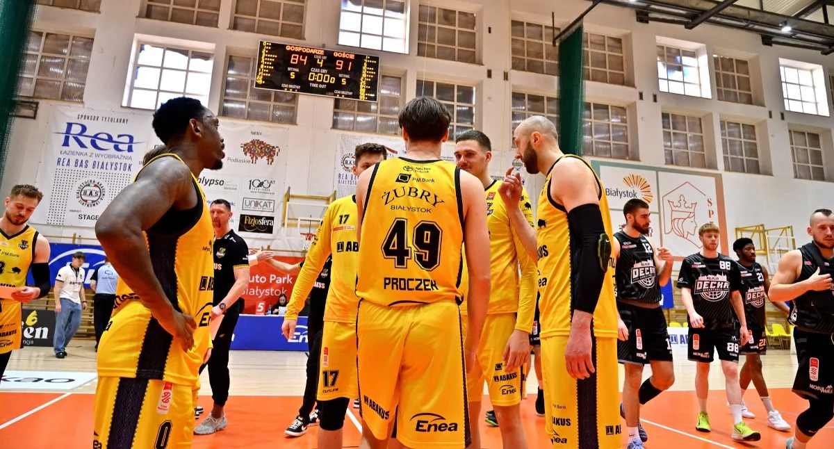 Koszykówka , Ambitna walka mało Żubry uległy faworytowi Tychach - zdjęcie, fotografia