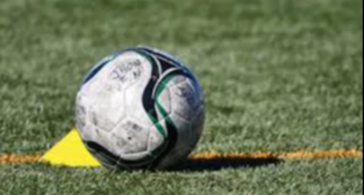 Piłka nożna, Weekend głowy komplet piłkarskich wyników seniorów - zdjęcie, fotografia