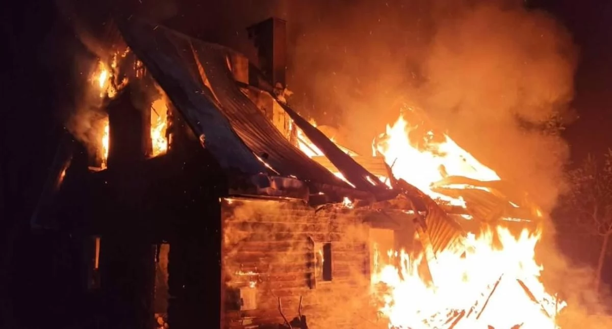 Pożary, Dramat Topolanach Siedmioosobowa rodzina uciekała płonącego - zdjęcie, fotografia