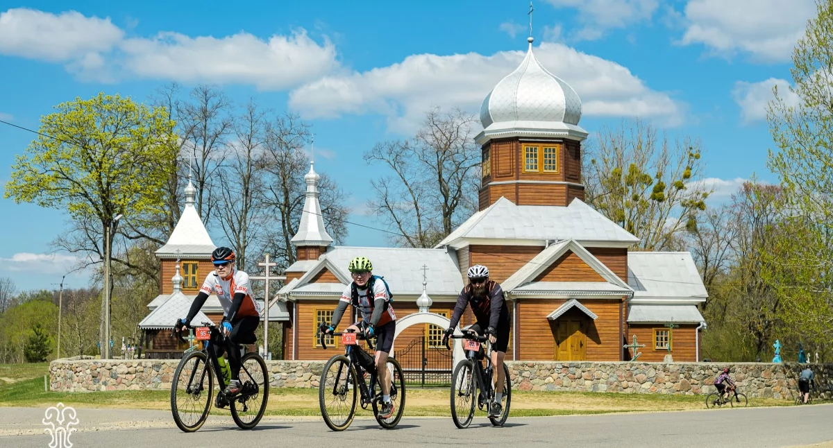 Pozostałe , Gravelowe szaleństwo Bugiem Blisko kolarzy opanowało Mielnik - zdjęcie, fotografia
