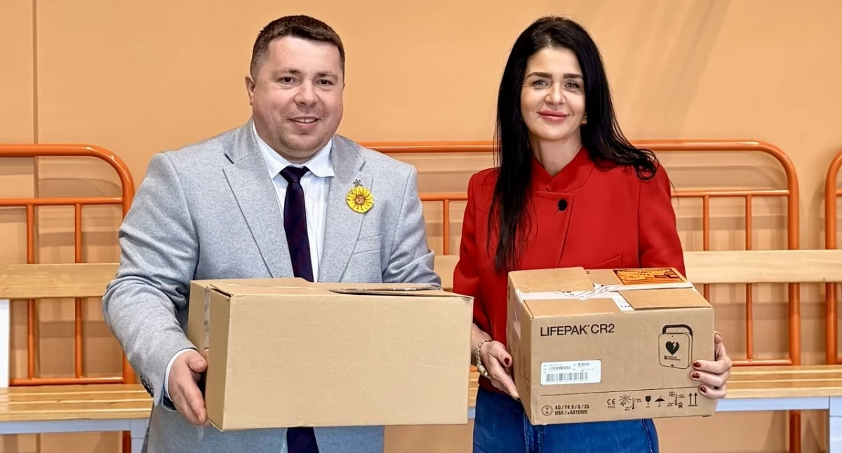 Edukacja, Łomża stawia życie! Defibrylatory szkołach sukces mieszkańców władz miasta - zdjęcie, fotografia